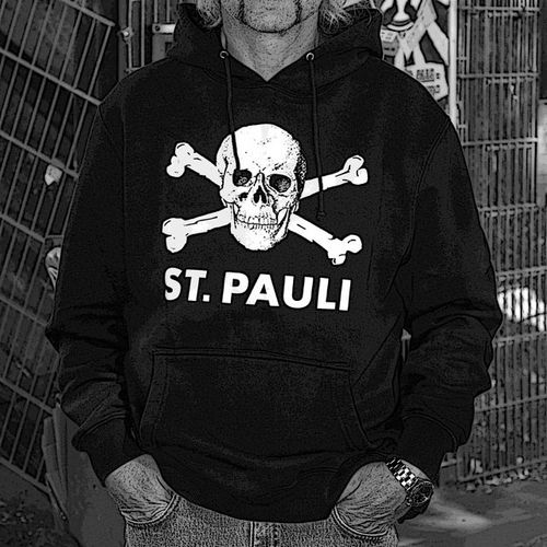 Gerhard von der Gegengerade, 55, ist seit 1910 Dauerkarten-Besitzer des FC St. Pauli. Als bloggende Ein-Mann-Meckerecke regt er sich über Fußball auf. #fcsp