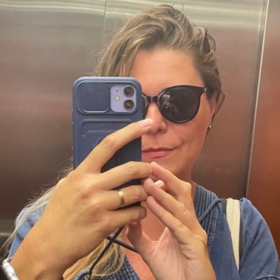 cfenes's profile picture. Experiodista | Biblioteques | Buscavidas | Ni guapa ni fea, ni gorda ni flaca, ni un gran porvenir | @cfenes.bsky.social