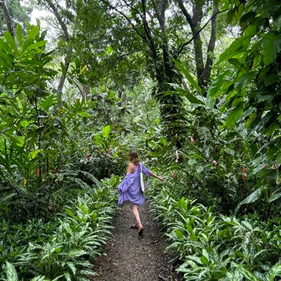 notansleyh's profile picture. weird girl activity she/her