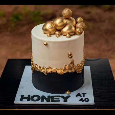 I bake, thats my super power. For your cakes and small chops, i'm just a call away.