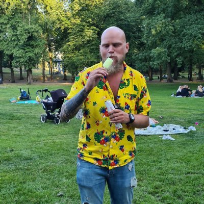 Giffare i 08-land. Älskar svensk supporterkultur över allt annat. Hatar också (de flesta) politiker och framförallt Chat Control 2.0. I övrigt älskar jag dart.