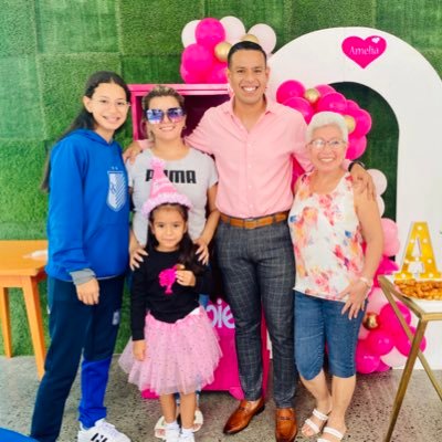 Trabajador comprometido con el deporte del Ecuador, leal, responsable y con muchas ganas de triunfar...Amo a mi Familia, INCONDICIONAL