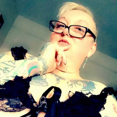 Freaky, weird, fat, tattooed eclectic 80s chick, promoting body confidence and plus size motivation.https://t.co/LodHljh3Sa