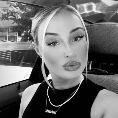 Savanahxox's profile picture. • // 𝚂𝚄𝙶𝙰𝚁, 𝚂𝙿𝙸𝙲𝙴 & 𝙀𝙑𝙀𝙍𝙔𝙏𝙃𝙄𝙉𝙂 𝙽𝙸𝙲𝙴 💁🏼‍♀️ • 28 • 4'11 • ITALIAN 🇮🇹 & CZECH 🇨🇿 \\ •