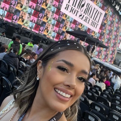 AdeleRuiz_'s profile picture. Fashion / Travel / Dogs