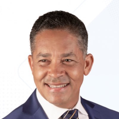 Diputado por 5ta vez en representación de La Romana, Diplomado en Ciencias Políticas, Abogado, handy man , rebelde por naturaleza, amigo de los amigos.