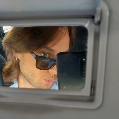 grego_vzqz's profile picture. Filoloxía Hispánica + Asturianu. Máster en Formación del Profesoráu. «Me disfrazo de poeta, de juglar de Andalucía»