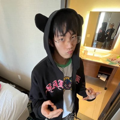vividric's profile picture. meow (^_−)−☆ she/her