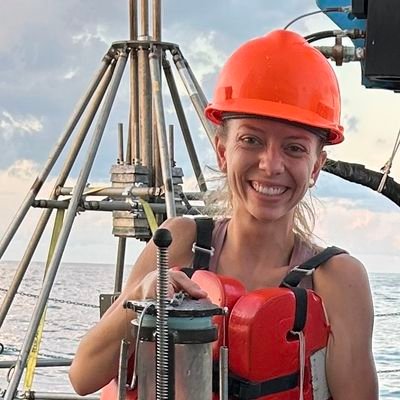 Studying aquatic microbes at UT Austin in the Baker Microbial Ecology Lab. How did life begin? What are the limits of life? And Is there life on other planets?