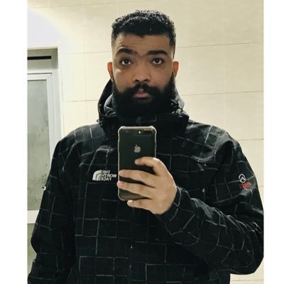 هنا القاهره القاتله هنا تغرق المراكب السائره هنا تدفن الروح العابره هنا مملكه العقول الداعره هنا الظلمات والاحكام الباطله هنا مدينه القاهره..