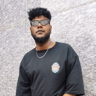 OmarBiggie's profile picture. O M A R  
IG @OMAR_PH_II_
I'M LISTENING  TO THE VOICES  INSIDE  MY  HEAD