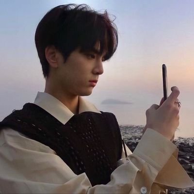 jouwrites's profile picture. as long i am with younghoon, everything will be okayy.