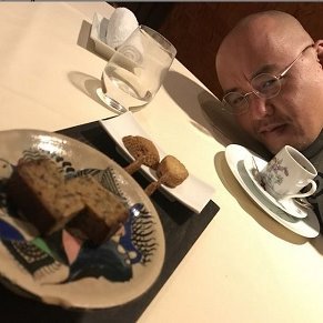 短歌を詠んでます。
介護福祉士および日本大学(通)文理学部哲学専攻在学中。
むかし明智半平太という芸名で『UN街』や『5時に夢中』などに出演しました。昭和レトロ好き。