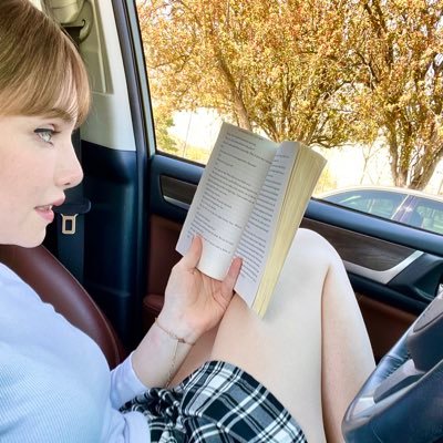 dreamyyfox's profile picture. Sofie 🌙 anarchy 🏴 books 📚 art 🎨