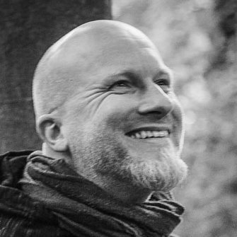 Autor, Mediengestalter. Malerei und Bücher, Fantasy und Science Fiction. Und Fußball, immer wieder Fußball. Unterschiedsspieler. Arminia.