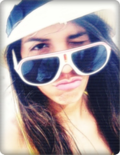 Sou como o vidro ,se cair eu quebro ,mas se pisar eu te corto x)