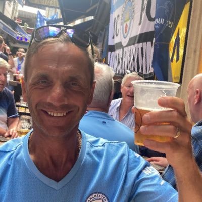 Loves life , loves running ,loves Man City and positivity is my friend.