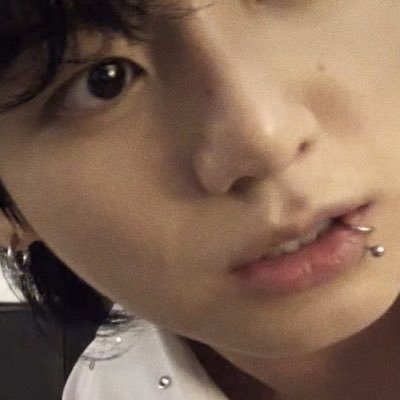 bythvkoo's profile picture. golden