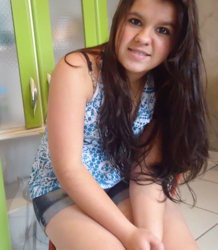 15 anos ,paulistana, chata, complicada, irritante, sensível, chocolate, rock, amigos,  filmes, livros, seriados, família ...