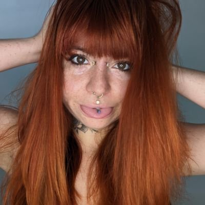 Kwakuss qui cherche à rigoler et qui stream des jeux nuls des fois.
J'aime les piercings, les tatouages, les mangas, la biologie.
Reine des fails et Kwarotte.