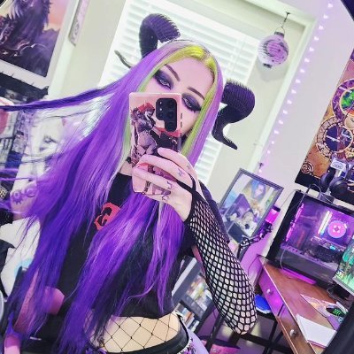 🦇 Spooky Nerd 🕸 Alt/Goth Gamer Girl 👻
⛓️ Alternative Lifestyle and Gaming 👾
🖤 Content Creator - Youtuber 🎥
💜 Click Linktree for all my links! ⬇️