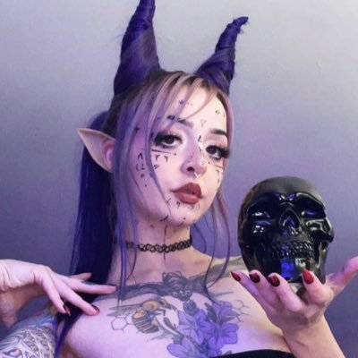 💙🤍TOP 4.7% ~ Would you kindly~ Worship me. Queer. Single. Bashfully kinky. ttv-Bugaboowu 👻 succubus 🩸