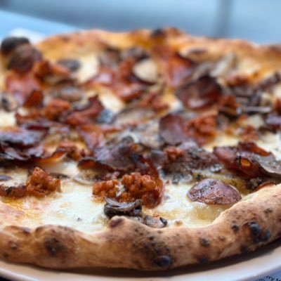 Our pizzeria celebrates the harmony between the Neapolitan style pizza and the most amazing Canadian products. Taking a classic and making it an original..