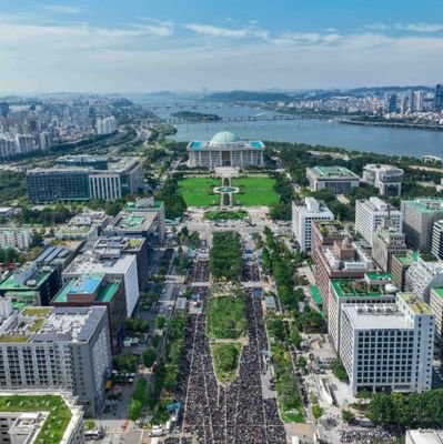 글쓰고 그림그리는 작가이며 운동을 좋아하는 한명의 개인.
그림작가.
글작가.