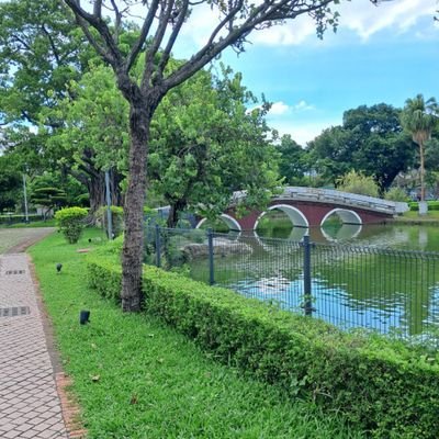 我喜歡到公園散散步滑手機，看古典演義書籍，中年大叔喜歡看有趣的推文；我住在遙遠的地方，那裡居住的都是善良樸實勤勞節檢的人民過著與世無爭的生活，在古老的傳說中那裡曾經是仙人居住的地方~蓬萊仙島（我無意再交朋友,生活忙碌    私訊不回）