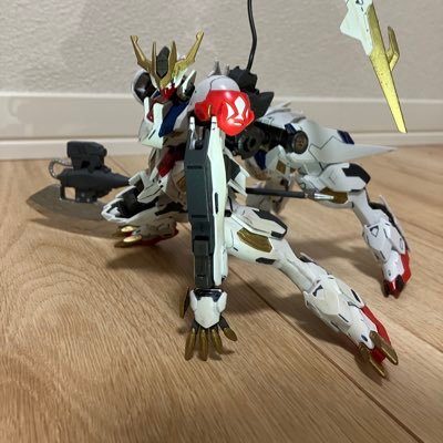 1／144以下メインです。成形色を生かしつつ、ガンダムマーカー直塗りでどこまで細かく塗れるかの戦い。老眼つらい。メッキシルバー開発した人神。メッキゴールドも作ってください。