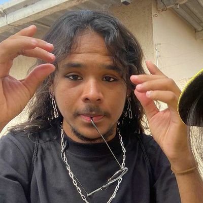 I try to laugh about it hiding the tears in my eyes 'cause boys don't cry | letreiro na Unesp de rio preto e tamboriner da psicoteria