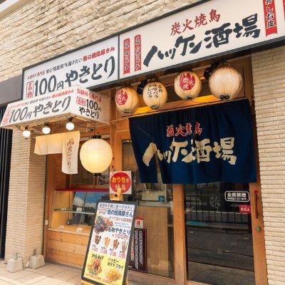 名物料理は「熟成とりかわ」と「旨ミンチ」！
特にイチ押しの「たれ皮」は濃厚な＜かわの旨み＞と、じっくり染込ませた＜たれの旨み＞が抜群です。お好みで卓上の「お酢」をかけて食べると旨みが倍増！何本でも食べられる逸品です。