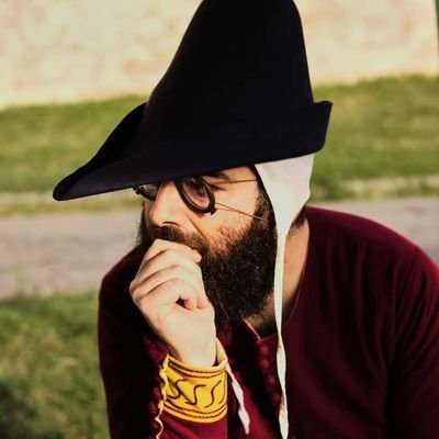 Open source 🐧 remote software developer 👨💻 writer ✍️ speaker 🎤 Often teleported into the 14th century 🛡️⚔️🎯