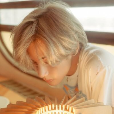 michshotkeit's profile picture. “todo comenzó con la lluvia sobre mi cuerpo”