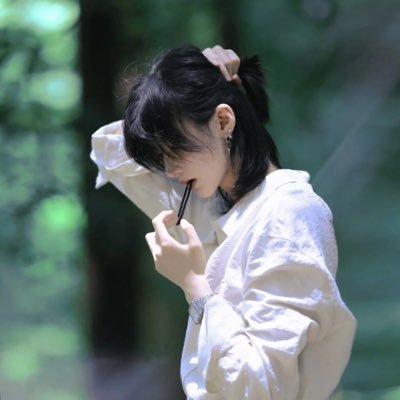 baginvda's profile picture. unlabeled | 'she's a, she's a lady, and I am just a boy'