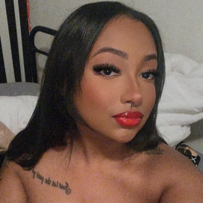 hippiebitch___'s profile picture. 24 bitches 🤪