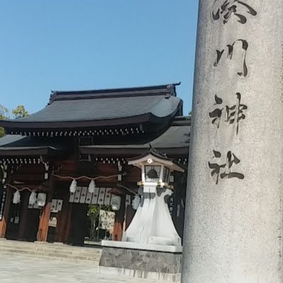 神戸湊川神社の境内にある能楽堂神能殿にて名付けて【楠公さんde神能殿寄席】なる催しを主宰させて頂いております。
是非ともご贔屓に宜しくお願い致します。
