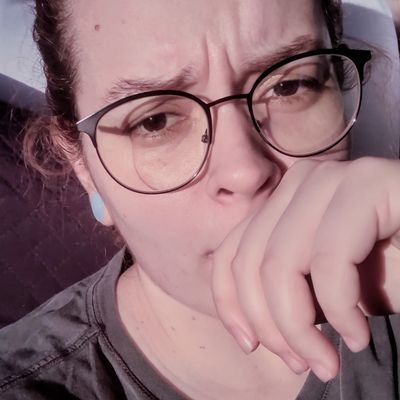 A tia dos gatos e dos memes desatualizados. Uma jovem senhora com 28 anos, mas coluna de 87. Emo assídua, cinéfila e depressiva.