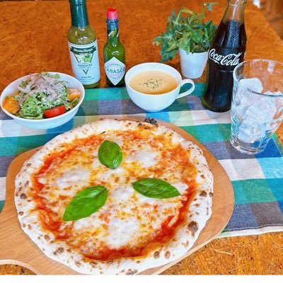 生地の開発に2年をかけたピザ屋さん🍕 ▶︎生地はサクフワ最高食感❤️ ▶︎チーズは惜しまずトロ〜リたっぷり🤤 ▶︎夜はダーツも楽しめる🎯▶︎ログハウスの店内は発泡スチロール水族館🐠 ☀11:00〜15:00 🌙17:30〜24:00 ※夜間完全予約制🍹 ※当日ご予約19時受付終了 ▼ご予約は下記リンクより▼