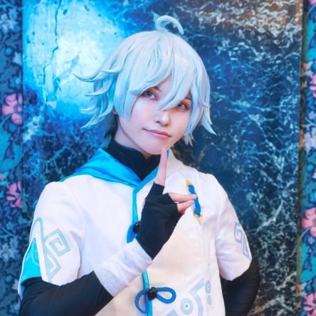 suzuame_cos's profile picture. すずあめと申します。コスプレとゲームが好きな成人済レイヤー。写真の中の人物はいません。グラブル┆アークナイツ┆hrak┆prsk┆原神┆絵も描いています▶https://t.co/NxkMJvzHLi┆苺と狐の併せと絵、サークル告知タグ→#蒼氷鈴蘭