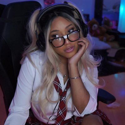 a subpar, consistently inconsistent, content creator and renowned whiff connoisseur • 🌙