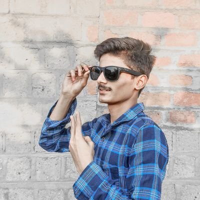 _m4h3sh's profile picture. Portraits | Aesthetic | Nature 💖
Writings 📝 @gulzardaayri 
Captured in view different weathers 🤳
Join now on YT 👇🏻