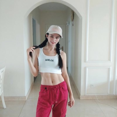 xxaayymjx's profile picture. 一个单亲母亲，心灵辅导师 以前是从事服装行业的，是待业，蜗居在自己的小窝里，性格热情开朗略有反差，听故事也喜欢讲故事，喜欢真诚温柔的男人，我们约会吧😌