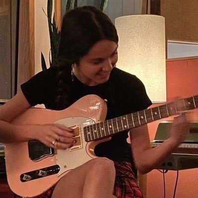 Buanliv_'s profile picture. livie ( @OliviaRodrigo ) swiftie ( @TaylorSwift13 ) 👯‍♀️ Make friend dm me ꕤ