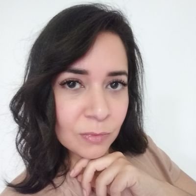 Comunicadora Social, 
Dermocosmiatra 
Especialista en Estética Facial y Corporal
CEO: IG @tumultispa
