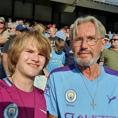 Roman-Catholic and pacifist-socialist, Manchester City and Hermes DVS (cricket) fan. Hoping for a Europe without EU and a world without boring people.