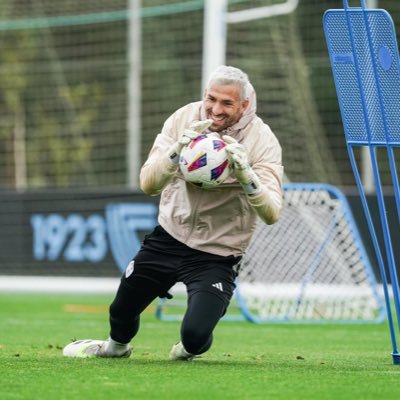 jugador del @RCCelta, anteriormente en @CPFC @GetafeCF, @ValenciaCF @Recreoficial ⚽️ #VG1️⃣3️⃣ @SellsGKP @Adidas @JCRsport13