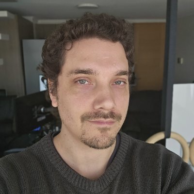 Informática, Videojuegos, Política. Si eres de izquierda te molestará la mitad de mis tuits, si eres de derecha te molestará la otra mitad.