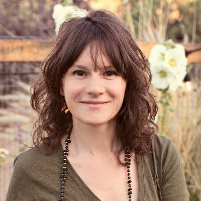 Founder of Inner Song and the Heart Light Podcast
Singer|Songwriter, Artist, Embodied Vocal Coach and Somatic Guide for Women, Intuitive Coach, Energy Healer