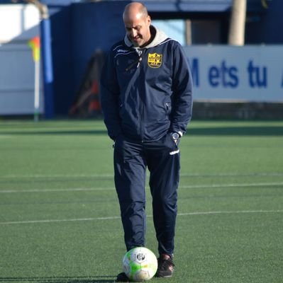 Lo intentas,te equivocas, te levantas.
Entrenador Sénior Femení del @cfpalautordera . Analista por @ObjetivoAnalist . Director Deportivo por @CenafeEscuelas .